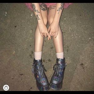 Holographic platform boots